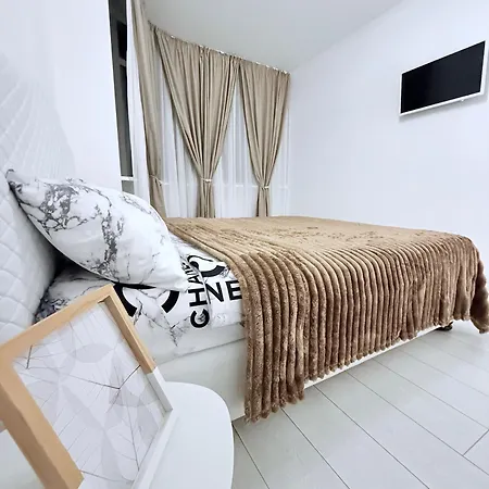большая белая Apartment